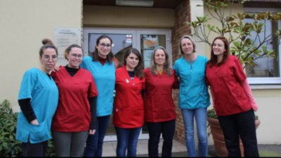 Equipe devant clinique Du Lys